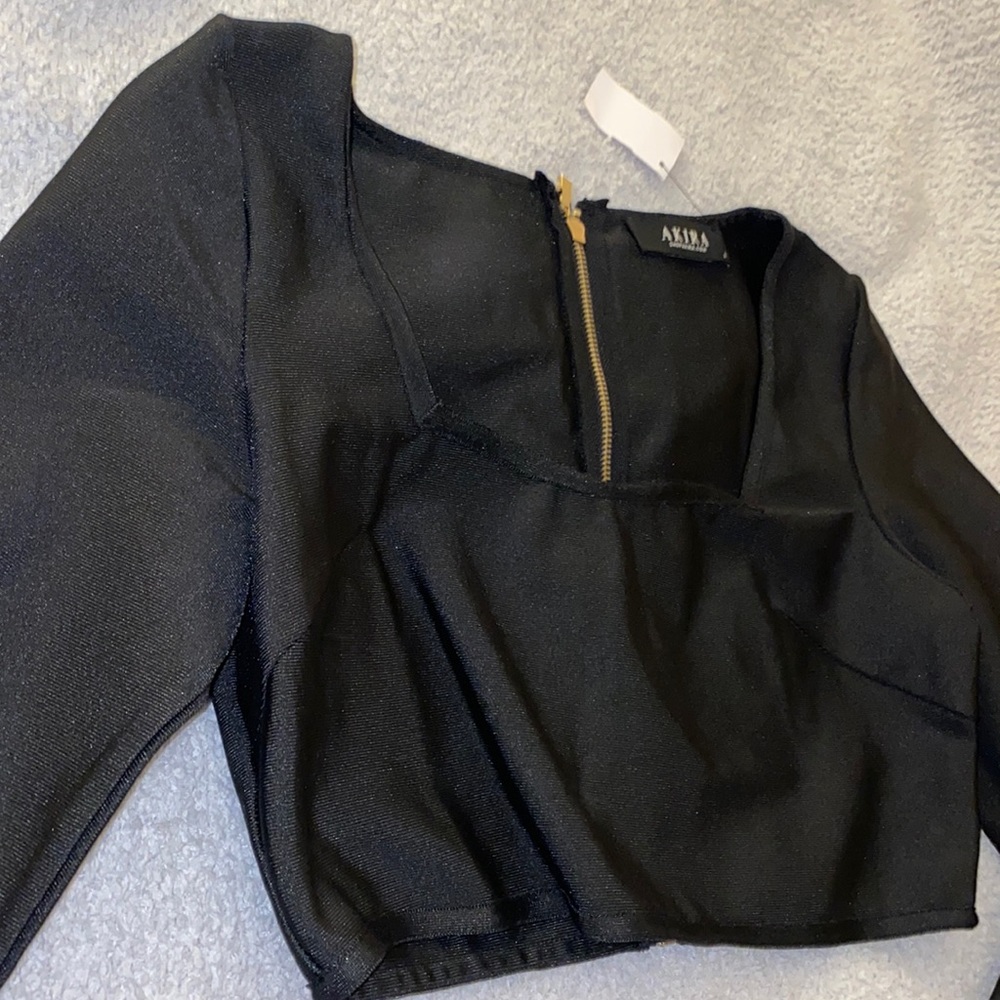 black long-sleeve crop